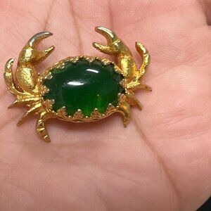 Vintage Crab Brooch Gold Tone Green Cabochon Cancer Zodiac Pin Costume Jewelry